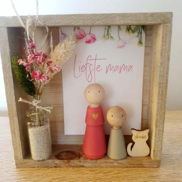 HOUTEN KADER (20x20)MET QUOTE EN VAASJE DROOGBLOEMETJES - Liefste Mama
