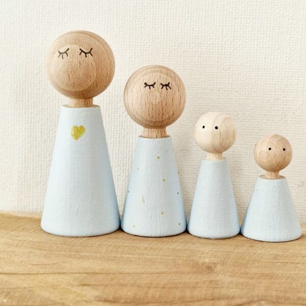 Houten poppetje vrouw/meisje LICHTBLAUW