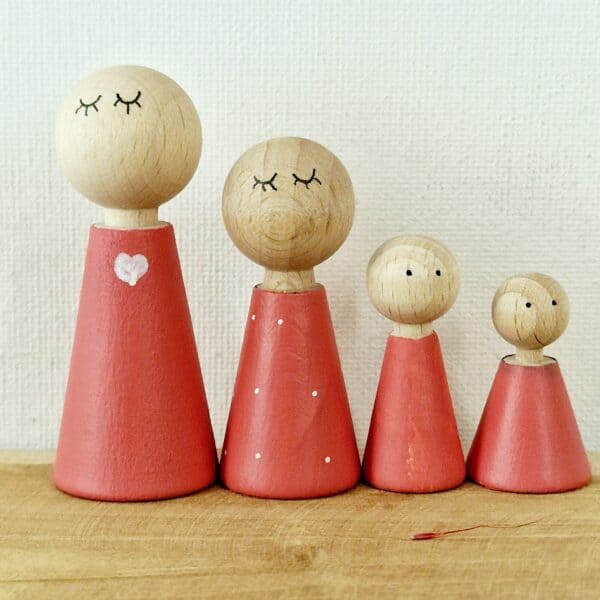 Houten poppetje vrouw/meisje FRAMBOOS