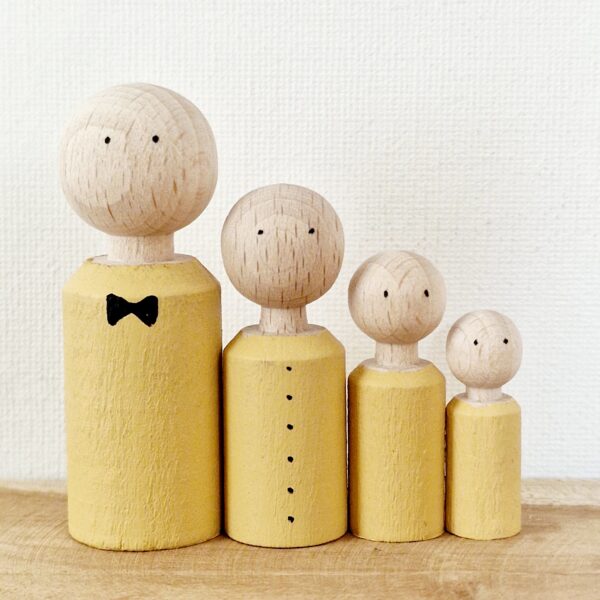 Houten poppetje man/jongen OKERGEEL