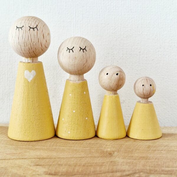 Houten poppetje vrouw/meisje OKER