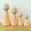 Houten poppetje vrouw/meisje ABRIKOOS