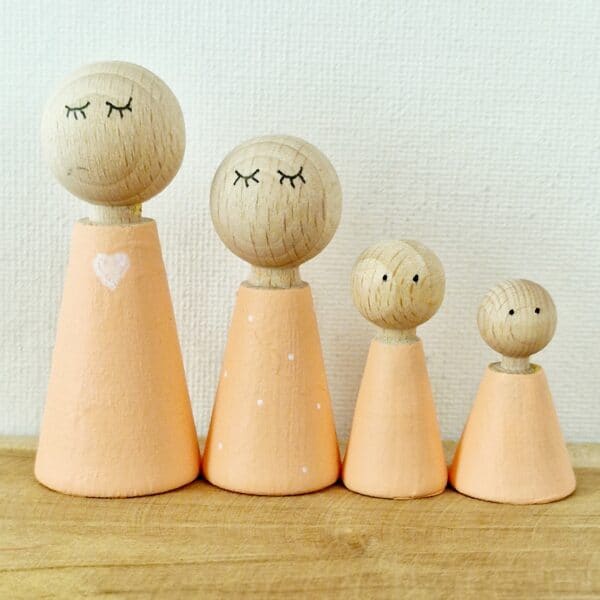 Houten poppetje vrouw/meisje ABRIKOOS