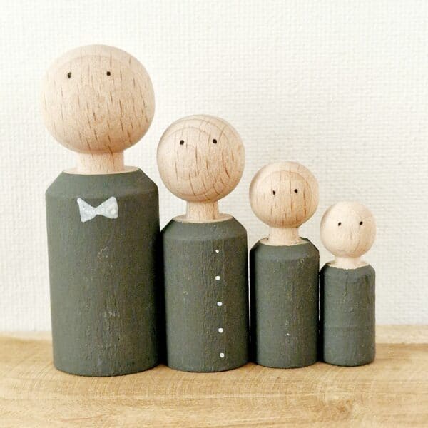 Houten poppetje man/jongen ANTRACIET