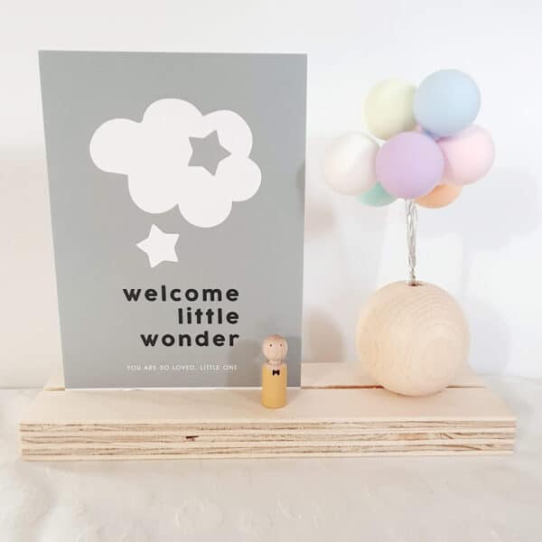 Houten plateau 5×20 met houten parel en trosje met 8 ballonnen - Welcome little wonder - boy