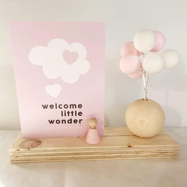 Houten plateau 5×20 met houten parel en trosje met 8 ballonnen - Welcome little wonder - girl
