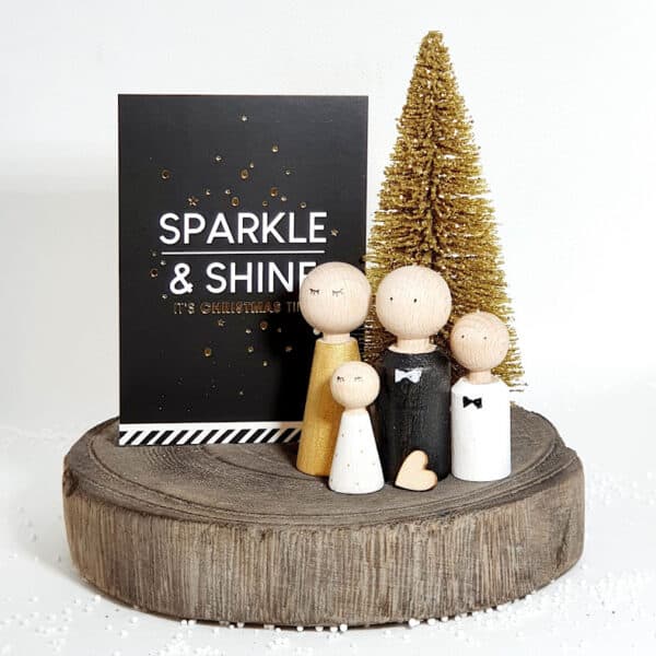 Boomschijf met gouden kerstboom en zwarte kerstkaart