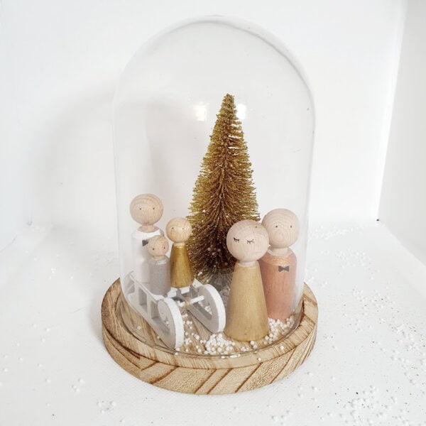 Glazen globe (10x15) met slee en gouden kerstboom