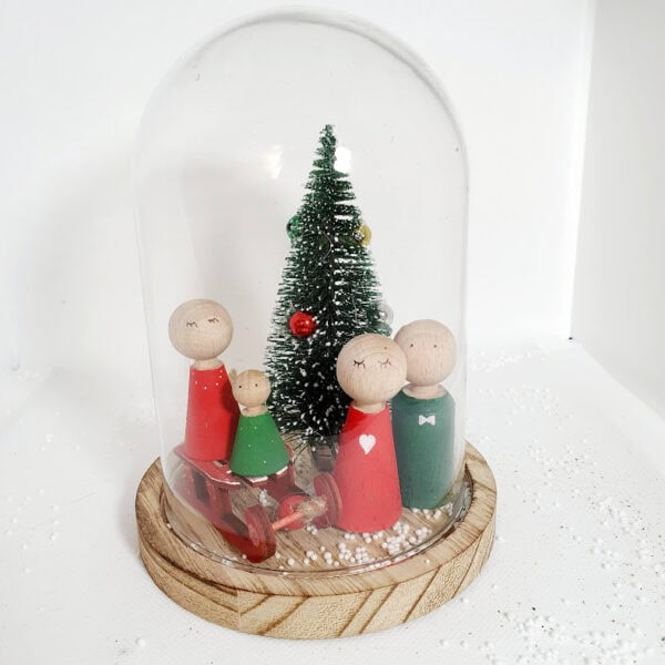Glazen globe (10x15) met slee  kerstboom