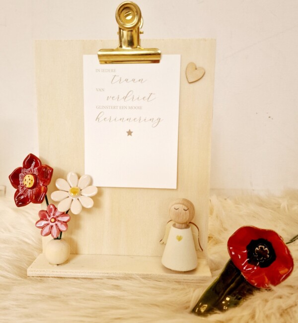 Kader met 3 keramieken bloemen en engeltje - rose