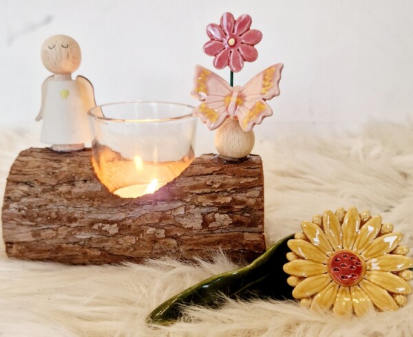 Boomstam met keramieken rose vlinder , bloemetje en houten engeltje