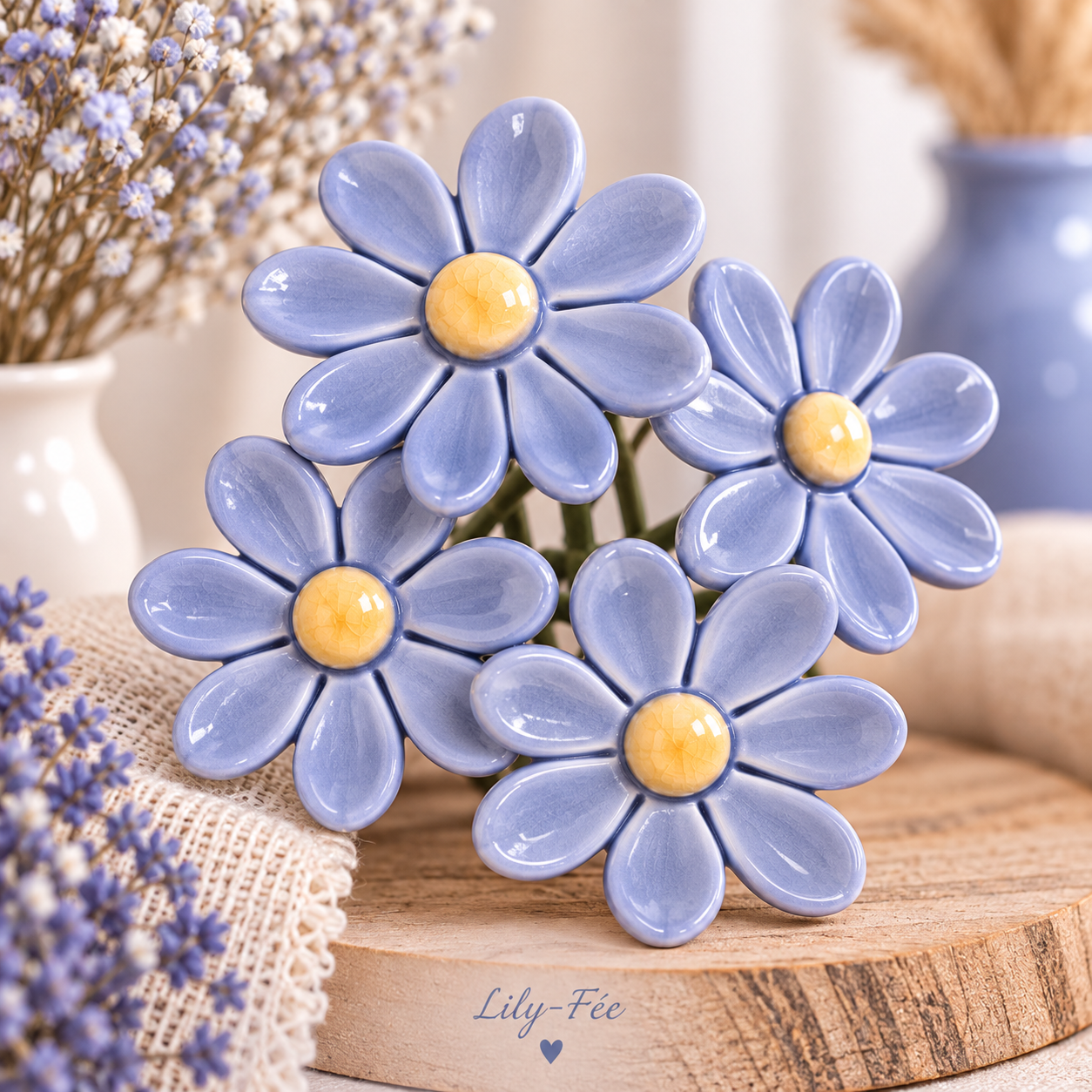 Bloem in keramiek - Madeliefje LICHT LAVENDEL-BLAUW op prikker